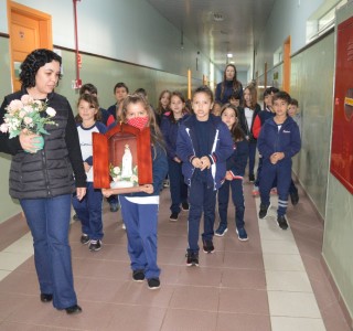 Hoje foi o dia dos educandos do 3° Ano A receber a visita de Nossa Senhora. - Colégio Passionista São José