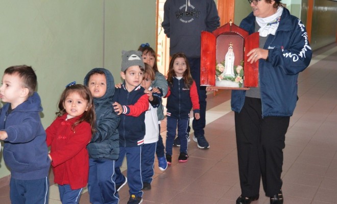Hoje foi o dia dos educandos do Pré II A receber a visita de Nossa Senhora. 