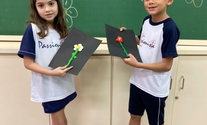 Aps aprenderem sobre Texto Instrucional, os educandos do 1 Ano A e B, colocaram em prtica as instrues e fizeram a modelagem de uma flor com massinha!