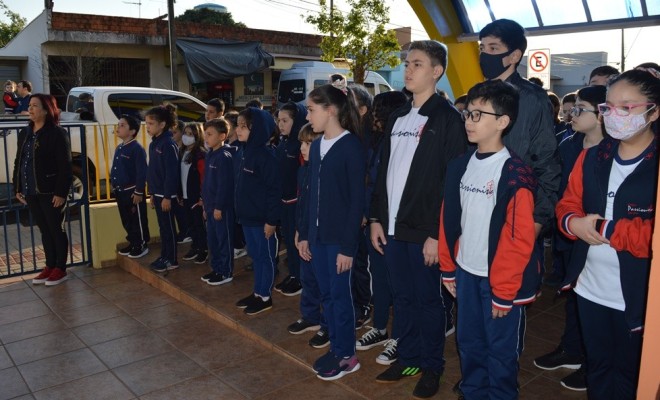 No primeiro dia, em comemorao alusiva a semana da Ptria, educadores e educandos cantaram o Hino Nacional e participaram do hasteamento da Bandeira do Brasil.