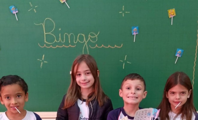 Revisando os numerais, os educandos do 1° Ano A brincaram de bingo. Foi pura diversão!! 