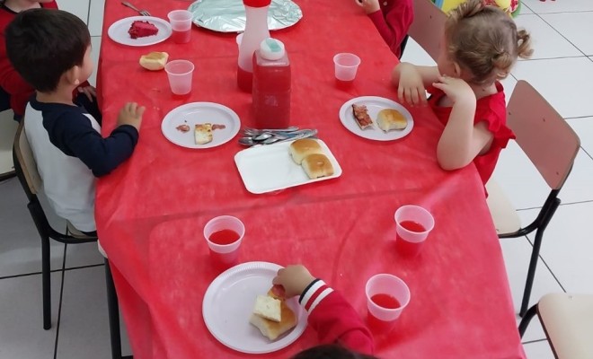 Para finalizar a semana da Cor Vermelha, os educandos do Maternal II A e B fizeram um delicioso piquenique e a Festa do Vermelho com seus brinquedos. Eles se divertiram muito!