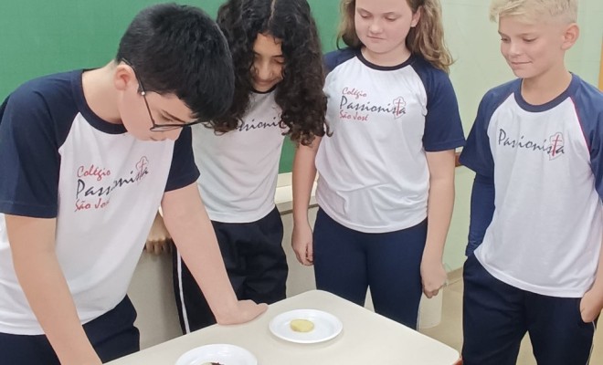 Os educandos do 5 Ano realizaram um experimento com iodo onde puderam identificar a presena do amido atravs da colorao do alimento.