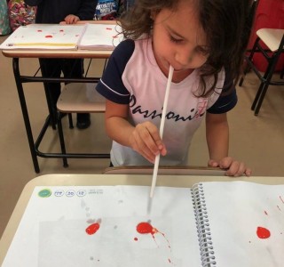 Hoje os educandos do Maternal III A fizeram uma atividade de sopro: pintura com canudo.