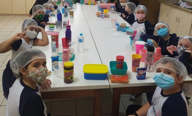 Para comemorar a Semana da Criança, os educandos do 2º Ano A foram à Cozinha Pedagógica preparar uma deliciosa sobremesa!