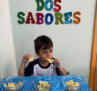 Hoje a galerinha do Maternal  III A, degustou os alimentos do POTINHO DOS SABORES: doce, salgado e azedo. - Colgio Passionista So Jos