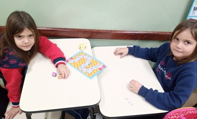 Os educandos do 1 Ano A se divertiram com o jogo de tabuleiro, aps aprenderem sobre jogos e brincadeiras na disciplina de Histria.