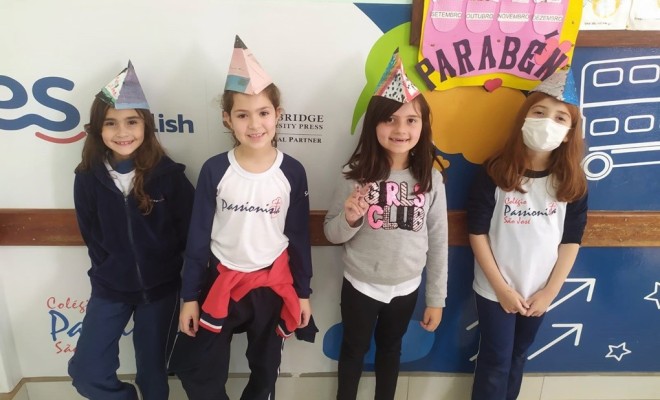 Na aula de Arte, os educandos do 2° ano A e B, confeccionaram um chapéu feito de papel, resgatando mais uma brincadeira folclórica. 