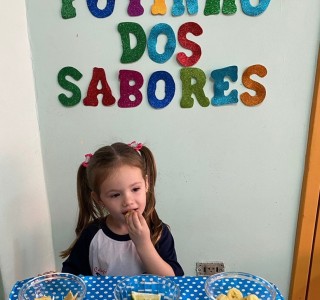 Hoje a galerinha do Maternal  III A, degustou os alimentos do POTINHO DOS SABORES: doce, salgado e azedo.