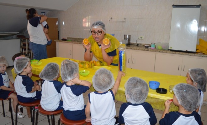 Trabalhando a cor AMARELA, os educandos do Maternal II foram  Cozinha Pedaggica para preparar e saborear um delicioso Suco de Laranja. Eles amaram!