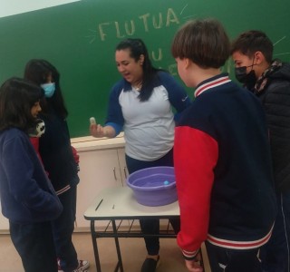 Os educandos do 5° Ano B, realizam uma experiência com diversos materiais, para saber quais materiais flutuava e quais não flutuava. - Colégio Passionista São José