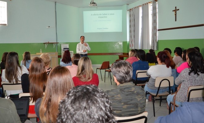 Os educadores tiveram um momento de Formao Humana com o psicoterapeuta, professor, escritor e futuro mdico, Dr. Rogrio Thaddeu.