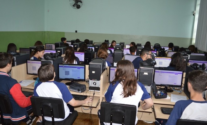  Nesta semana, os educandos da turma do 7 Ano, no mbito da disciplina de Matemtica, estiveram no Laboratrio de Informtica e utilizaram a plataforma Scratch.