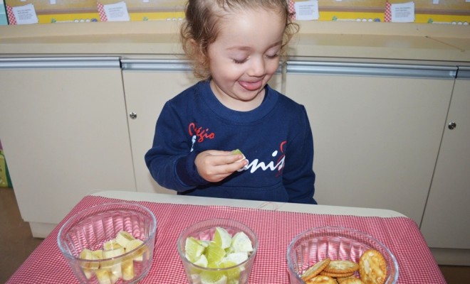 Os educandos do Maternal III A aprenderam sobre o sentido do PALADAR experimentando alguns alimentos como: banana, limo e bolacha.