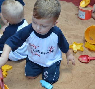 Os educandos do Maternal I se divertiram brincando na caixa de areia.