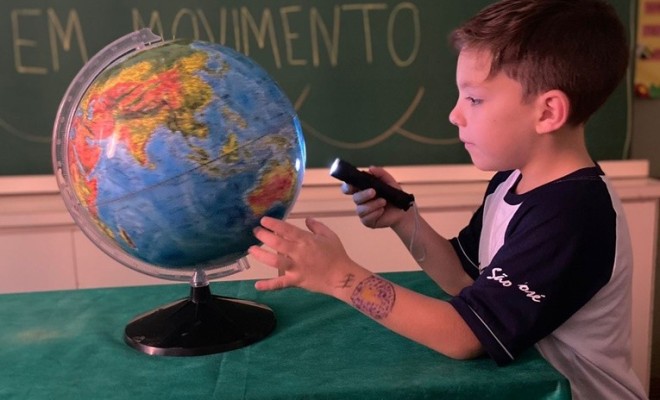 Para compreender o movimento de rotao do planeta Terra, os educandos do 1 Ano A e B, vivenciaram a experincia na prtica. 