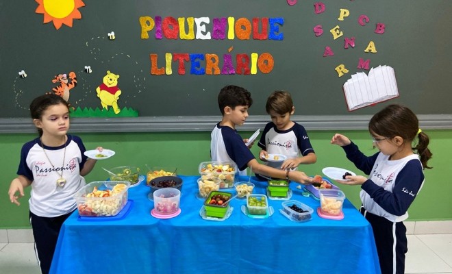 Para comemorar o Dia Nacional do Livro Infantil, os educandos do 1 Ano A e B confeccionaram o amigo Livrinho e participaram de um Piquenique Literrio. Foi pura diverso!