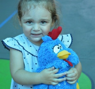 Os educandos do Maternal II A se divertiram na Festa do AZUL com seus brinquedos.