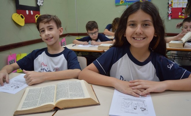 Os educandos do 4 Ano A e B, realizaram atividades relacionadas ao Ms da Bblia durante a aula de Ensino Religioso.
