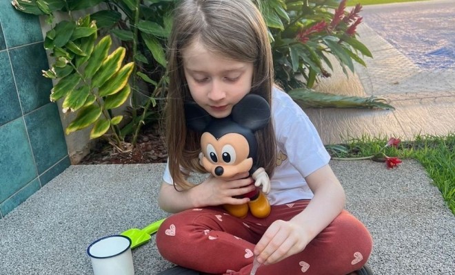 O Mickey Mouse est muito HAPPY porque foi dar HELLO na casa de mais uma educanda sortuda que foi sorteada e est ansioso pra saber qual ser a prxima famlia a ser visitada!