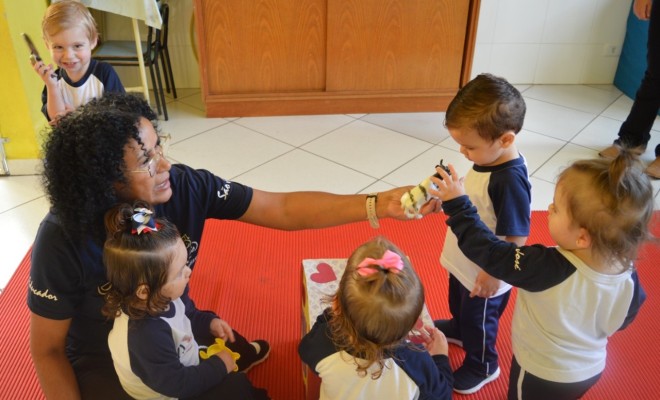 Para fechar a semana, os educandos do Maternal I realizaram uma atividade recreativa com a CAIXA SURPRESA, tendo como objetivo trabalhar as sensaes ligadas ao tato.
