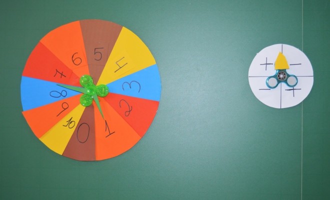 Os educandos do 2 Ano B, realizaram uma atividade de matemtica de forma ldica atravs da brincadeira Roleta Numrica.