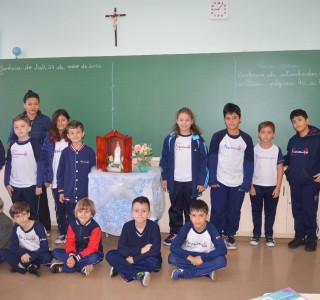 Hoje foi o dia dos educandos do 3° Ano A receber a visita de Nossa Senhora.