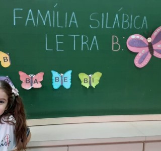 Os educandos do Pré II A, conheceram a família silábica da letra b, através das borboletas silábicas. - Colégio Passionista São José