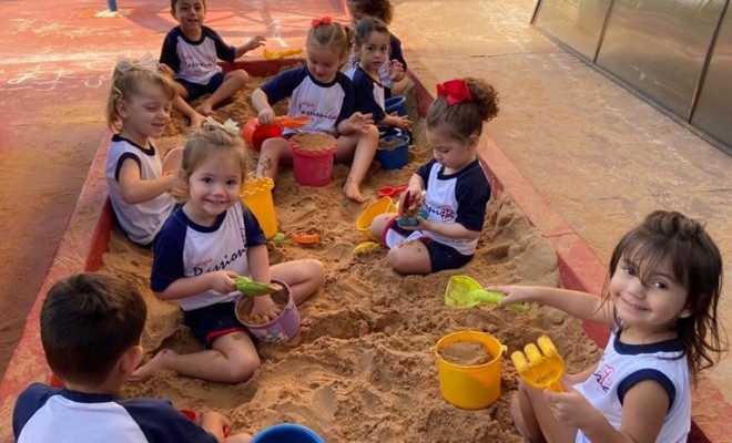 Hoje os educandos do Maternal III A se divertiram muito brincando na Caixa de Areia.