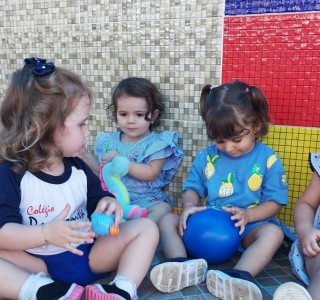 Os educandos do Maternal II A se divertiram na Festa do AZUL com seus brinquedos.