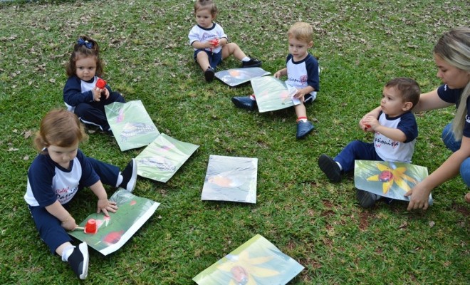 Os educandos do Maternal I realizaram uma atividade ao ar livre na rea verde do Colgio brincando de Detetives de  Jardim e explorando a natureza. 
