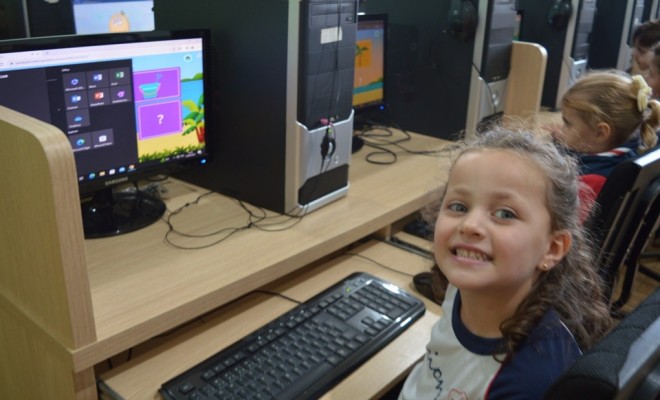 Os educandos do Maternal III B trabalharam conceitos em sua primeira aula de Informtica. A galerinha se divertiu brincando com os Jogos Pedaggicos. 