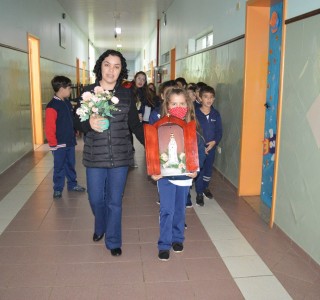 Hoje foi o dia dos educandos do 3° Ano A receber a visita de Nossa Senhora. - Colégio Passionista São José