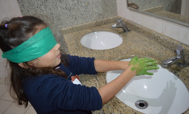 Aps aprenderem sobre os hbitos de higiene, os educandos do 1 Ano A e B participaram de uma experincia para compreender sobre a importncia da higiene no dia a dia.