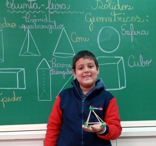 Aprendendo sobre os sólidos geométricos, os educandos do 1° Ano A colocaram a mão na massa e construíram uma pirâmide utilizando massinha e palitos!
