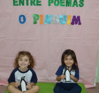 Os educandos do Maternal III A e B se divertiram trabalhando o Projeto Entre Poemas, conhecendo o poema O PINGUIM. - Colgio Passionista So Jos
