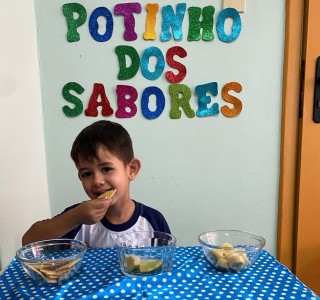 Hoje a galerinha do Maternal  III A, degustou os alimentos do POTINHO DOS SABORES: doce, salgado e azedo.