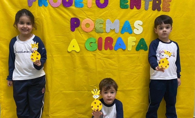 Os educandos do Pr I A e B conheceram o poema A GIRAFA e montaram uma girafa utilizando carimbo de mo. Eles amaram!