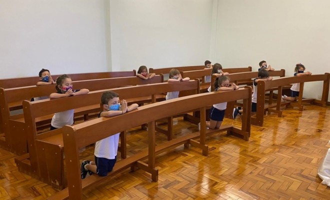 Os educandos do Pr II B iniciaram a Semana Santa indo at a Capela para fazer suas oraes.