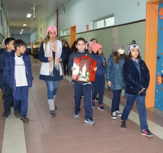 Hoje foi o dia dos educandos do 2° Ano B receber a visita de Nossa Senhora. - Colégio Passionista São José