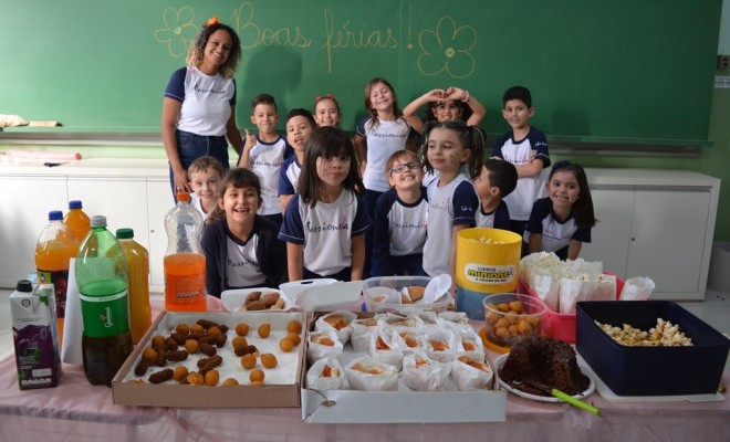 Para finalizar o 1 semestre, os educandos do 1 Ano B realizaram um lanche com comidas tpicas de festa Julina em sala. Foi pura diverso! 